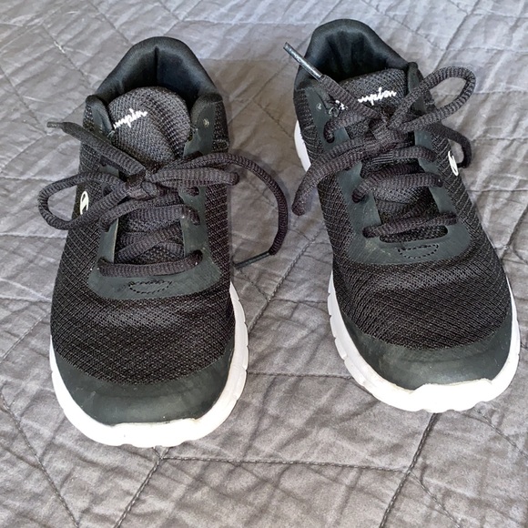 Champion- EUC kids black sneakers - Picture 4 of 5